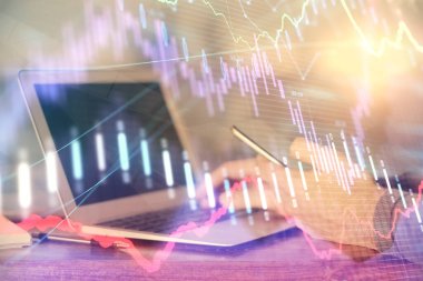 Erkeklerin el ele tutuşup dijital bir cihaz ve ön grafik çizimi kullanırken çift pozlama. Finansal piyasa kavramı.