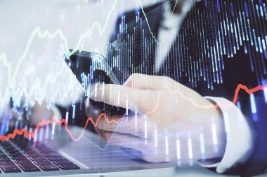 Erkeklerin el ele tutuşup dijital telefon ve forx grafik çizimleri kullanırken birden fazla pozlama. Finansal piyasa kavramı.