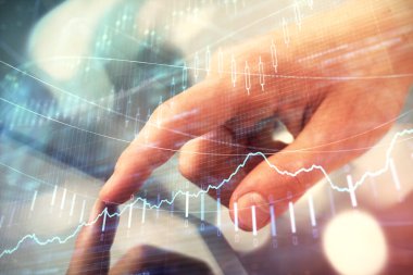 Bir adamın el ele tutuşup, telefon ve finansal çizim kullanırken birden fazla pozlama. Pazar analizi kavramı.