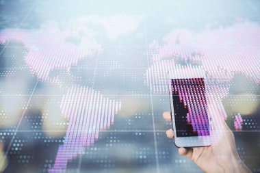 İş temasının çifte pozlandırılması hologram ve cep telefonu kullanan bir kadın..