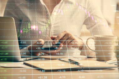 Ön x çizelgesine çift pozlama, hologram çizimi ve cep telefonu kullanan bir kadın. Finansal piyasa kavramı.