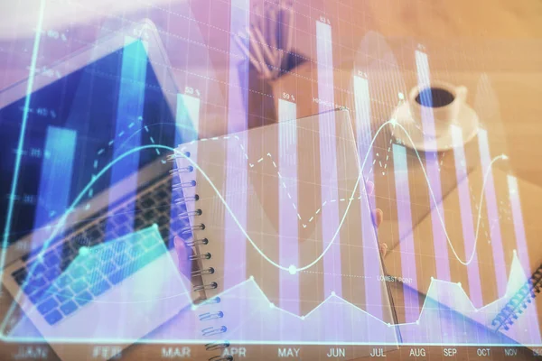Dubbele blootstelling van zakenvrouw handen typen op de computer en forex grafiek hologram tekening. Begrip financiële analyse. — Stockfoto