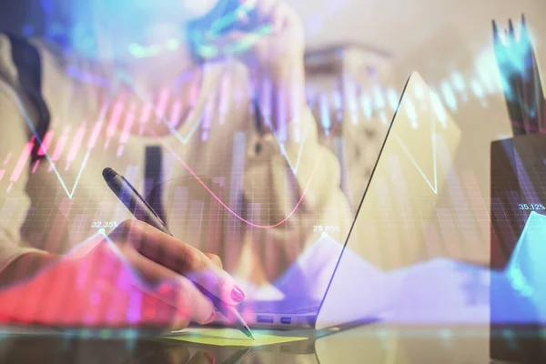 Doble exposición de las manos de la mujer escribiendo en el dibujo del holograma de la computadora y del gráfico financiero. Concepto de análisis bursátil. — Foto de Stock