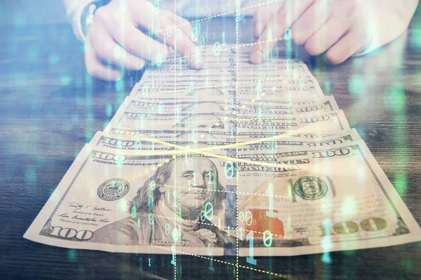 Doble exposición de la tecnología dibujo holograma y nosotros billetes de dólares y manos de hombre. Concepto de datos —  Fotos de Stock