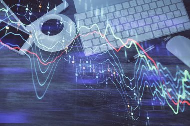 Masaüstünde telefonlu ön x grafik hologramına çift pozlama. Üst Manzara. Mobil ticaret platformu kavramı.