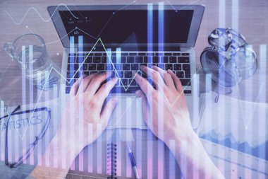 Erkeklerin ellerinin bilgisayar klavyesini ve forx grafik hologramını yazarken çoklu pozlama. Üst Manzara. Finans piyasası kavramı.