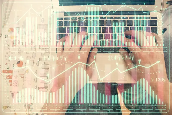 Doppelbelichtung der Hände beim Tippen über Laptop-Tastatur und Forex-Diagramm-Hologrammzeichnung. Ansicht von oben. Finanzmarktkonzept. — Stockfoto