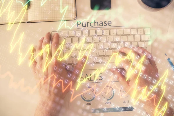 Dupla expozíció a férfiak kezét gépelés át laptop billentyűzet és forex chart hologram rajz. Első látásra. A pénzügyi piacok fogalma. — Stock Fotó