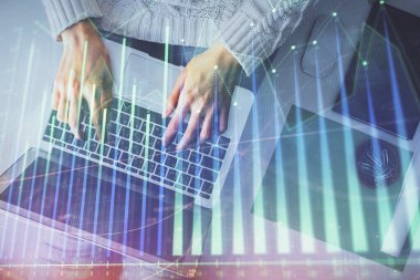 Bilgisayar ve önx çizim hologramı üzerinde çalışan kadın elinin çoklu pozu. Üst Manzara. Mali analiz kavramı.