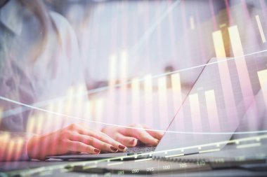 Bilgisayar ve ön grafik hologram çizimi üzerinde çalışan kadın elleri çift pozlama. Mali analiz kavramı.