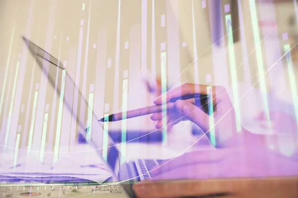 컴퓨터와 금융 그래프에 손으로 타이핑하는 여성의 다양 한 노출 영상. 증권 시장 분석 개념. — 스톡 사진