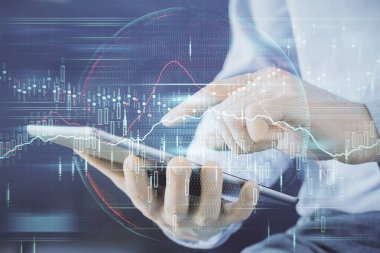 Erkeklerin el ele tutuşup dijital bir cihaz ve ön grafik çizimi kullanırken çift pozlama. Finansal piyasa kavramı.