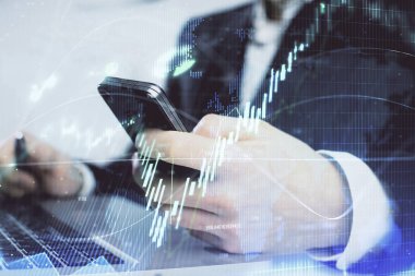 Erkeklerin el ele tutuşup dijital telefon ve forx grafik çizimleri kullanırken birden fazla pozlama. Finansal piyasa kavramı.