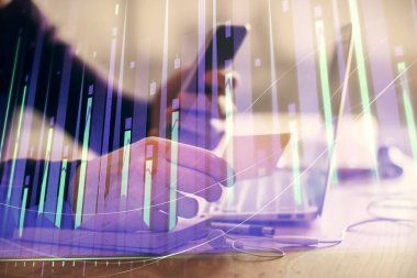 Bir adamın elini tutarken ve bir telefon ve finansal grafik çizimi kullanırken çift pozlama. Analiz kavramı.