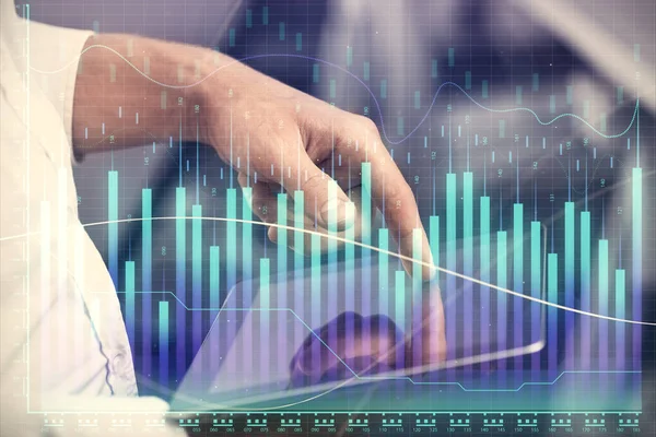 Double exposition des mains mans tenant et utilisant un appareil numérique et dessin graphique forex. Concept de marché financier. — Photo
