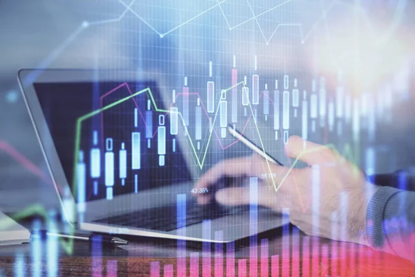 Doble exposición de las manos del hombre sosteniendo y utilizando un dispositivo digital y dibujo gráfico de divisas. Concepto de mercado financiero. — Foto de Stock