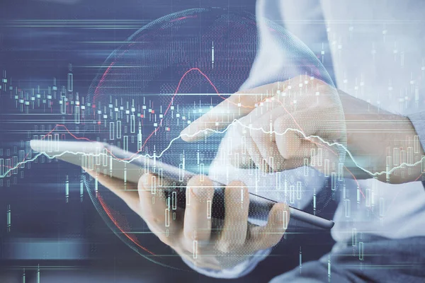 Erkeklerin el ele tutuşup dijital bir cihaz ve ön grafik çizimi kullanırken çift pozlama. Finansal piyasa kavramı.