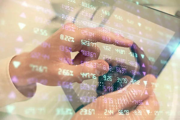 Bir adamın el ele tutuşup, telefon ve finansal çizim kullanırken birden fazla pozlama. Pazar analizi kavramı.