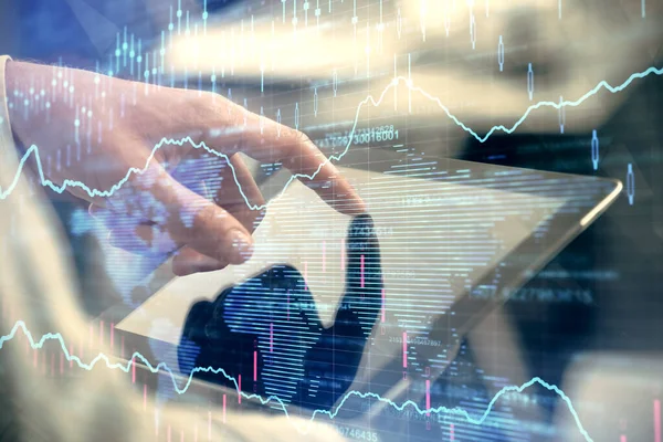 Bir adamın el ele tutuşup, telefon ve finansal çizim kullanırken birden fazla pozlama. Pazar analizi kavramı.