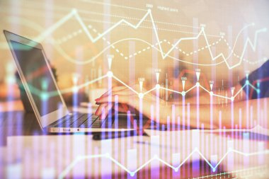 İş kadını ellerinin bilgisayar ve ön x çizelge hologramı çizimlerinde çifte pozlama. Mali analiz kavramı.