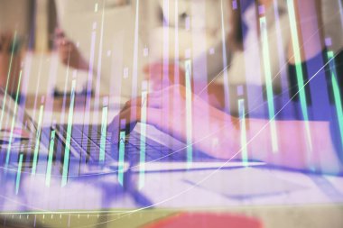 Bilgisayarda ve finansal grafik hologramında yazı yazan kadın ellerine çoklu maruz kalma. Borsa analizi kavramı.