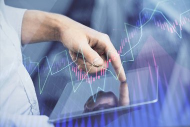 Erkeklerin el ele tutuşup dijital bir cihaz ve ön grafik çizimi kullanırken çift pozlama. Finansal piyasa kavramı.