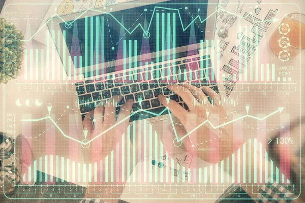 Doppelbelichtung der Hände beim Tippen über Laptop-Tastatur und Forex-Diagramm-Hologrammzeichnung. Ansicht von oben. Finanzmarktkonzept. — Stockfoto