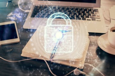 Kilit çizimleri ve açık defter arkaplanı olan masadan çoklu pozlama. Güvenlik kavramı