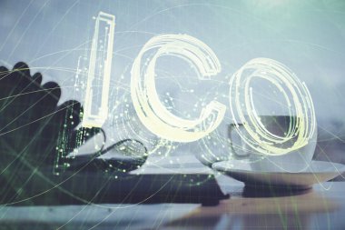 Masa arkasında kahve ve eşyalar olan kripto teknolojisi çizimi ve masaüstüne çifte maruz kalma. Engelleme zinciri kavramı