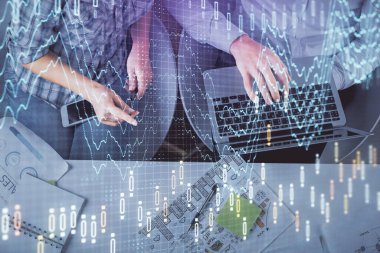 Kadın ve erkeğin birlikte çalıştığı çoklu pozlama ve grafik hologramı çizimi. Finansal analiz konsepti. Bilgisayar arkaplanı. Üst Görünüm.