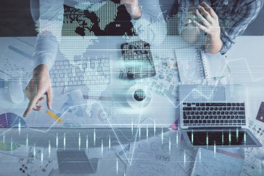 Kadın ve erkeğin birlikte çalışması ve finansal grafik hologramı çizimi. Pazar analizi konsepti. Bilgisayar arkaplanı. Üst Görünüm.