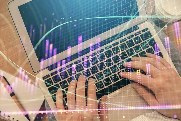 Doppelbelichtung der Hände beim Tippen über Computertastatur und Forex-Graphen-Hologrammzeichnung. Ansicht von oben. Finanzmarktkonzept. — Stockfoto