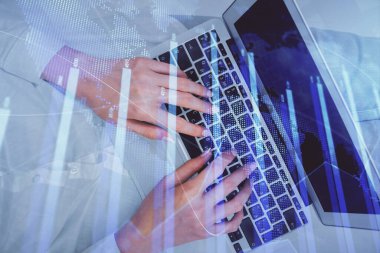 Bilgisayar ve ön x çizim hologramı üzerinde çalışan kadın elleri çift pozlama. Üst Manzara. Mali analiz kavramı.