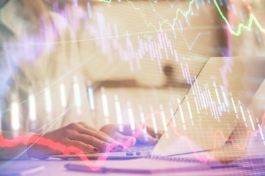 Bilgisayar ve ön grafik hologram çizimi üzerinde çalışan kadın elleri çift pozlama. Mali analiz kavramı.