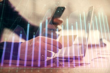 Bir adamın elini tutarken ve bir telefon ve finansal grafik çizimi kullanırken çift pozlama. Analiz kavramı.