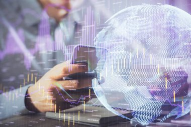 Bir adamın elini tutarken ve bir telefon ve finansal grafik çizimi kullanırken çift pozlama. Analiz kavramı.