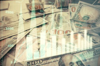 Forx grafiğinin çok sayıda görüntüsü bize dolar banknotları arka planında görünüyor. Finansal başarı piyasası kavramı.