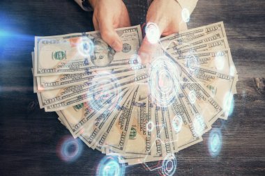 Teknolojiye çoklu maruz kalma hologram, dolar banknotları ve insan eli. Veri kavramı