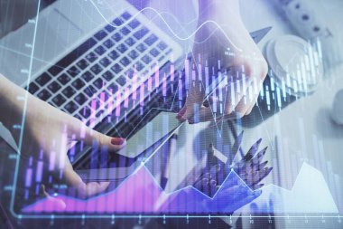 İşkadını ellerinin bilgisayar ve finansal grafik hologramı çizimlerinde çifte pozlama. Borsa analizi kavramı.