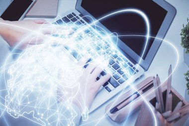 Kadın elinin bilgisayar ve iş temalı hologram çizimlerinde çifte pozlama. Başarı konsepti.