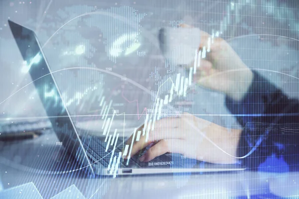 컴퓨터로 타이핑을 하는 사업가의 손이 두 번 노출되고 전산 그래프 홀로그램 그림이 나타난다. 재정 분석 개념. — 스톡 사진