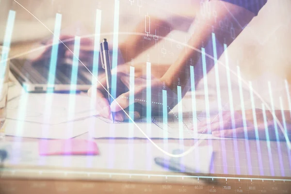 Multi exposición de las manos de la mujer escribiendo en el dibujo del holograma de la computadora y de la carta financiera. Concepto de análisis bursátil. —  Fotos de Stock