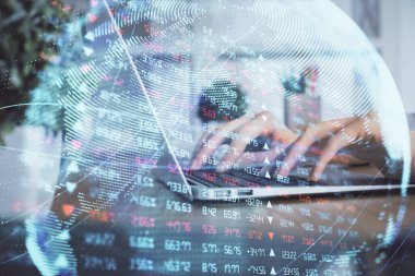 Kadın elinin bilgisayar ve iş temalı hologram çizimlerinde çifte pozlama. Başarı konsepti.