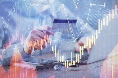 Ellerinde kredi kartı ve forex çizimi olan bir adamın çift pozu. İnternet E-ticaret kavramında hisse senedi ve dijital fintech.