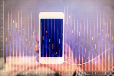 Erkeklerin el ele tutuşup dijital bir cihaz ve ön grafik çizimi kullanırken çift pozlama. Finansal piyasa kavramı.