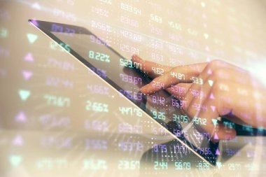 Erkeklerin el ele tutuşup dijital telefon ve forx grafik çizimleri kullanırken birden fazla pozlama. Finansal piyasa kavramı.