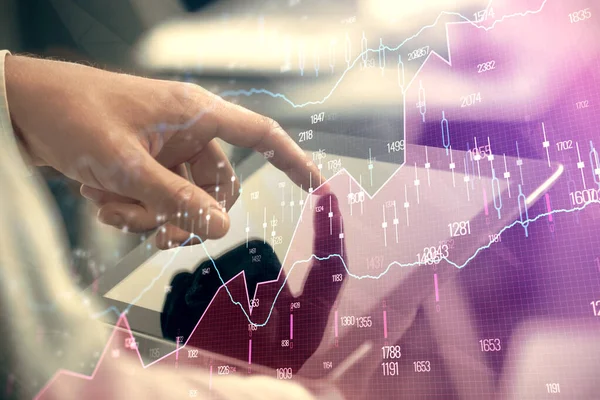 Exposición múltiple de las manos del hombre sosteniendo y utilizando un dibujo de la carta telefónica y financiera. Concepto de análisis de mercado. — Foto de Stock