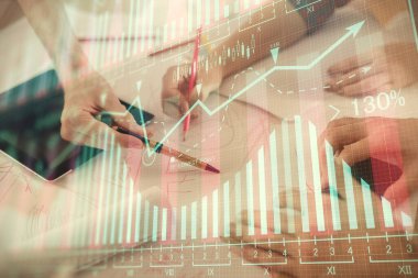 Önx grafik çizimine çifte maruz kalma ve kadın ve erkeğin birlikte çalışarak mobil bir cihaz kullanması. Ticaret konsepti.