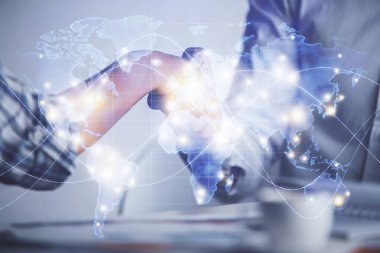 İki kişinin iş temalı hologramı ve el sıkışması. Başarı konsepti.