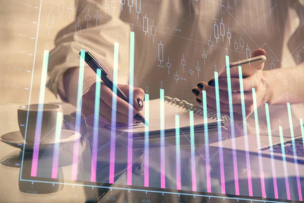 Doppelbelichtung von Finanzgrafik-Skizze Hologramm und Frau, die ein mobiles Gerät hält und verwendet. Börsenkonzept. — Stockfoto